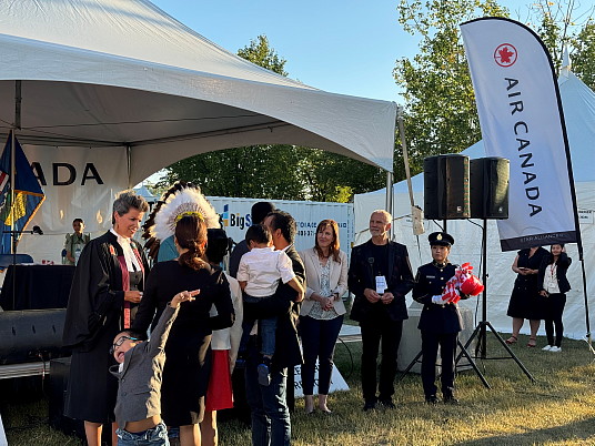 Air Canada participe à l’accueil de nouveaux Canadiens dans le cadre d’une cérémonie de citoyenneté au GlobalFest de Calgary