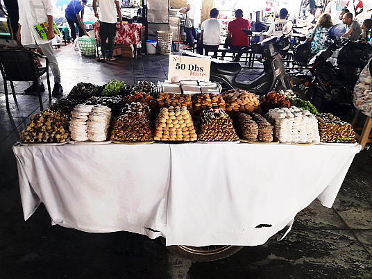 Plus de 20 sortes de desserts marocains dans un marché de Marrakech