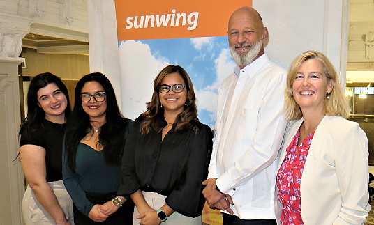 Victoria Bakos, directrice des relations publiques de Sunwing Québec, Laura Castellanos Rodríguez, directrice ventes de RIU pour la République dominicaine; Nicole Brown, responsable senior marketing partenaires et mariages de RIU, Armin Kaestner, v-p ventes, contrats et développement commercial pour les États-Unis, le Canada, les Caraïbes, le Mexique, le Costa Rica et le Panama chez RIU et Marie-Josée Carrière, directrice marketing senior de Sunwing Québec.