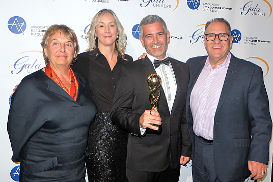 Johanne Tétreault PDG de Skylink en compagnie de Julie Sareault, Jhadyd Gonzalez et Joseph Adamo de Transat