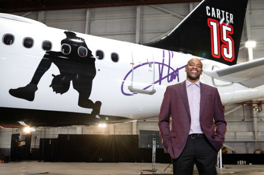 Air Canada dévoile une livrée spéciale en hommage à l’apport de Vince Carter dans le monde du basketball au Canada. (Groupe CNW/Air Canada)