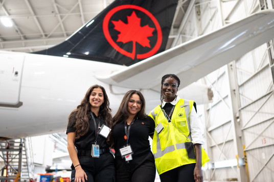 De jeunes femmes découvrent le secteur mondial de l’aviation à Air Canada