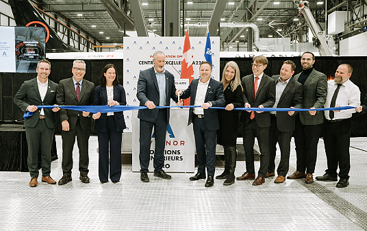 De g.à d. : Patrick Charbonneau (Ville de Mirabel), Yves Beauchamp (ADM Aéroports de Montréal), Mélissa Robitaille (Syscomax), Hugo Brouillard (Avianor), Benoit Hudon (DRAKKAR), Lucie Lecours (Députée des Plaines), Jean-Frédéric Lafaille (Développement économique Canada), Michael Collett (Air Canada), Abdulrahman Alshowaier (Groupe Mach) et Brandon Morris (Jet Blue).