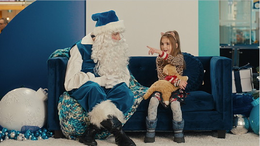 WestJet célèbre une autre année de magie du miracle de Noël en revisitant un vieux classique avec une touche excitante, en reconnaissant les parents qui réalisent leurs rêves de vacances