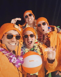 QW4RTZ et l'équipe Sunwing après leur performance surprise à l'aéroport de Montréal (YUL). (Groupe CNW/Vacances Sunwing)