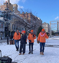 QW4RTZ en performance au Vieux-Port de Montréal aux côtés de l'équipe Sunwing et de la créatrice de contenu Michelle Furtado. (Groupe CNW/Vacances Sunwing)