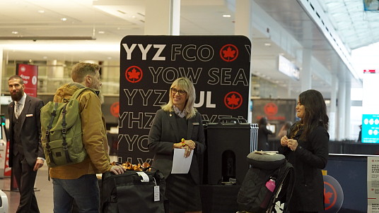 À compter de la semaine du 16 décembre, des collègues d’Air Canada dans les aéroports canadiens les plus achalandés accueilleront les clients en leur offrant un coup de main supplémentaire et des collations festives. (Groupe CNW/Air Canada)