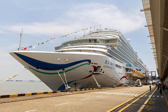 Le navire de croisière, l'Adora Magic City, accoste au terminal international de croisières de Shanghai Wusongkou, à Shanghai, dans l'est de la Chine, le 26 mai 2024. (Photo : Wang Xiang)