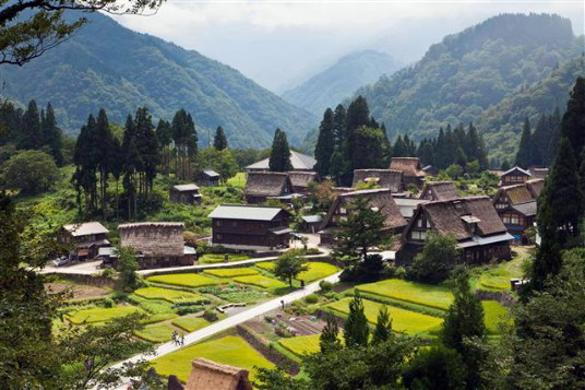 Maisons traditionnelles au toit de chaume à Gokayama, préfecture de Toyama – photo gracieuseté du JNTO