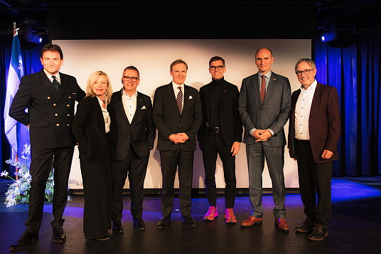 Commandant Patrick Marchesseau, Caroline Proulx, Ministre du Tourisme et ministre déléguée pour la région de Lanaudière, Mario Girard, PrésidentDirecteur Général du Port de Québec, Hervé Gastinel, Président-Directeur Général de PONANT EXPLORATIONS GROUP, Bruno Marchand, Maire de  Québec, L’Honorable Jean-Yves Duclos, Ministre des Services publics et de l’Approvisionnement et député de Québec, René Trépanier, Directeur  Général de l’Association des Croisières du Saint-Lauren