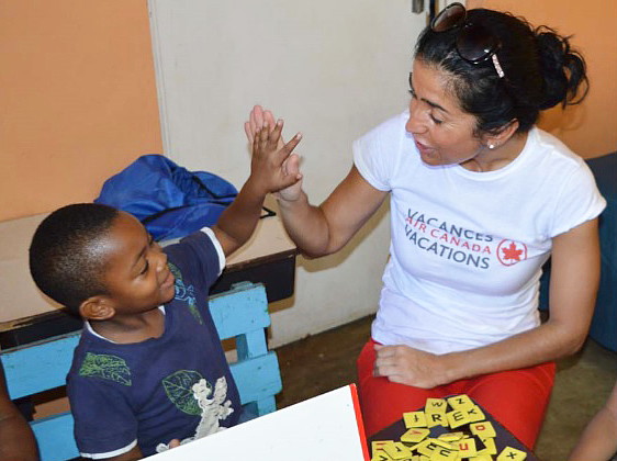 VAC, bénévole de la Fondation Sandals à l’école de niveau préscolaire Leanora Morris en Jamaïque