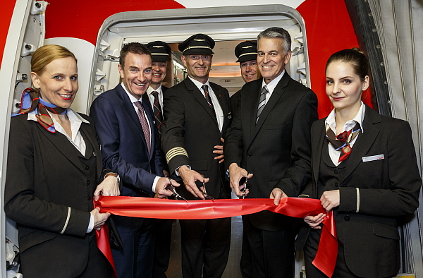 SWISS et ADM célèbrent l’envol du nouveau Boeing 777-300ER au départ de Montréal vers Zurich.