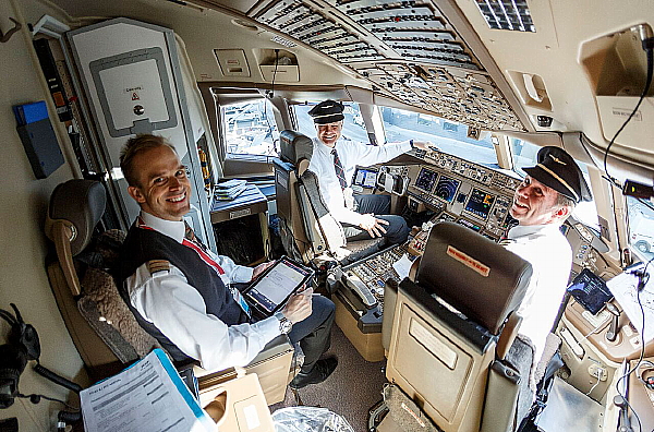 SWISS et ADM célèbrent l’envol du nouveau Boeing 777-300ER au départ de Montréal vers Zurich.