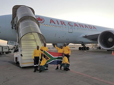 Air Canada transporte au départ de Johannesburg, en Afrique du Sud, 300 pompiers qui aideront à combattre les feux de forêt en Alberta