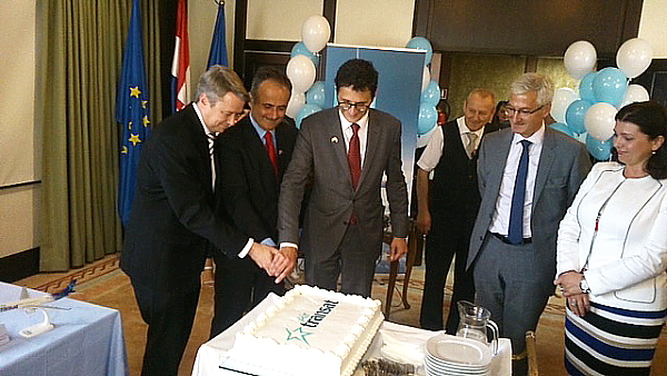 De gauche à droite : Bill McCrimmon, conseiller et consul de l'ambassade du Canada, Gordan Bakota, ministre adjoint, ministère des Affaires étrangères et européennes, direction des affaires politiques, Gilles Ringwald, vice-président commercial, Air Transat, Jacques Feron, directeur général de l’aéroport international de Zagreb, Olivera Shejbal, ministre adjointe pour la coopération internationale, ministère du Tourisme de la Croatie