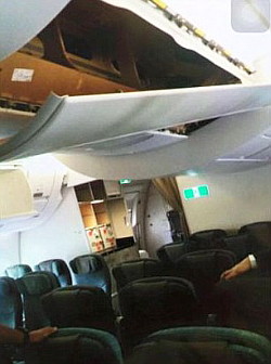 Un passager arrache par mégarde un panneau de l'avion 